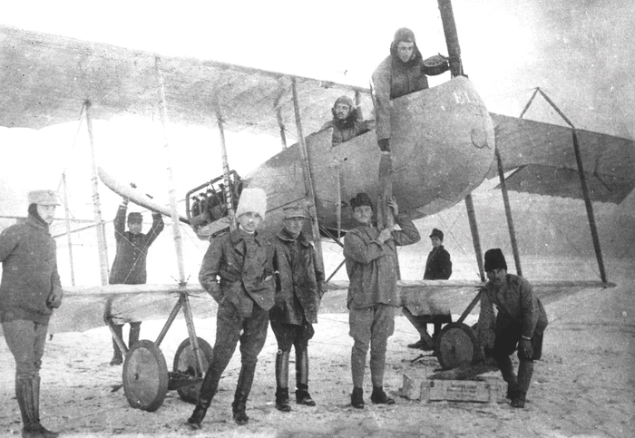 Ermil Gheorghiu, în carlinga avionului F. 40, „Ella”, preluând o bombă de tip Gross, martie 1917