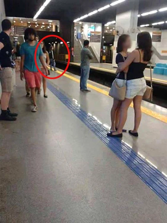 Este periculos să faci acelaşi lucru ca tânărul din imagine