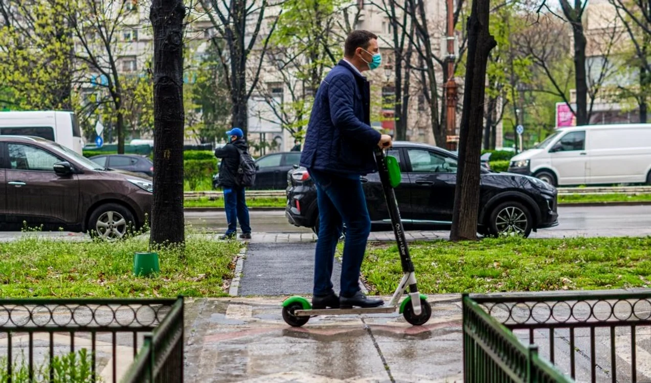 
    De acasă, ministrul Mediului, Tanczos Barna, a luat metroul  