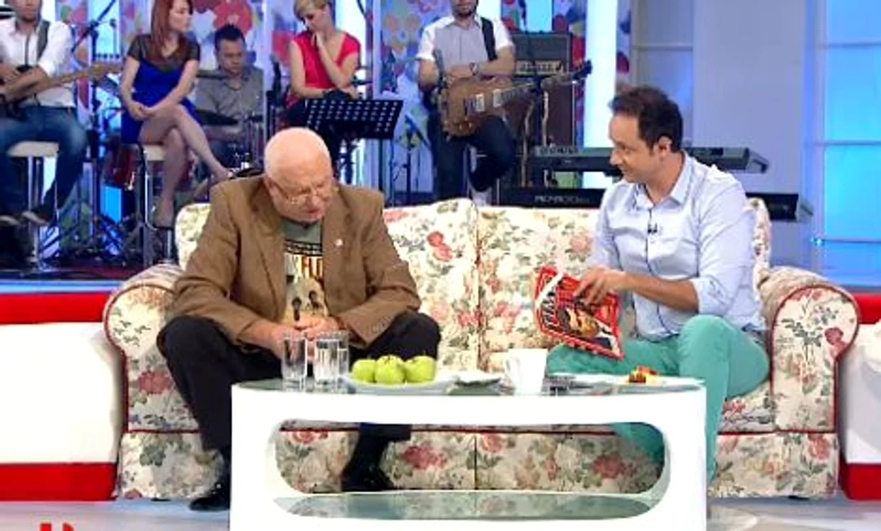 Milionarul Cornel Tăbăcaru i-a făcut un cadou lui Ion Iliescu, în direct, la Happy Hour (captură: PRO TV)