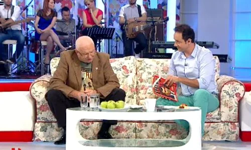 Milionarul Cornel Tăbăcaru i a făcut un cadou lui Ion Iliescu, în direct, la Happy Hour (captură: PRO TV) jpeg