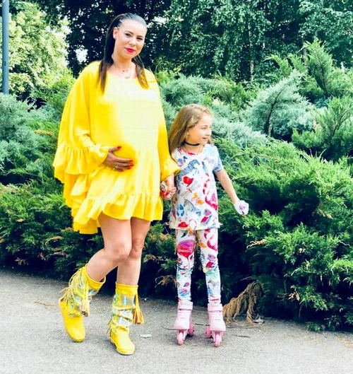 Roxana Diţă înainte să nască, alături de fetiţa pe care a adoptat-o