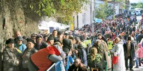 Aproape un milion de pelerini sunt aşteptaţi să treacă pe la racla Sfintei Parascheva   