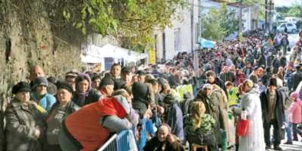 Aproape un milion de pelerini sunt aşteptaţi să treacă pe la racla Sfintei Parascheva   