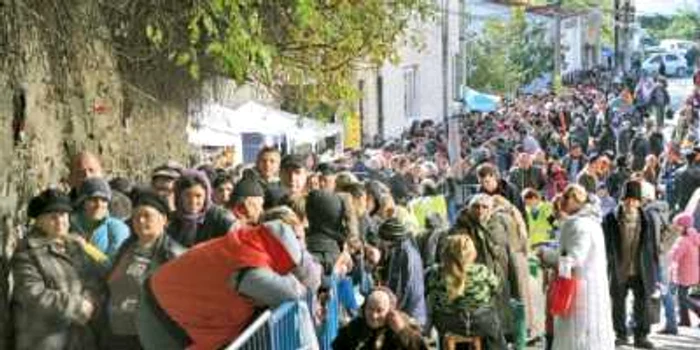 Aproape un milion de pelerini sunt aşteptaţi să treacă pe la racla Sfintei Parascheva