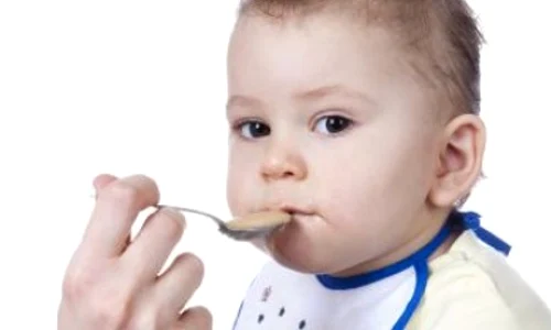 Măsuri de siguranţă când hrăneşti un copil mic jpeg