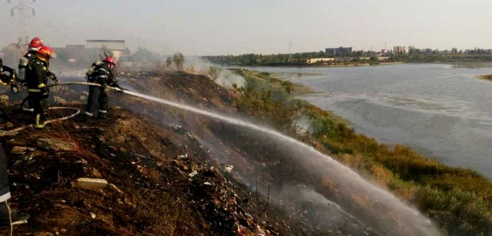 Şapte autospeciale de stingere au fos chemate la intervenţie FOTO ISU Bucureşti Ilfov