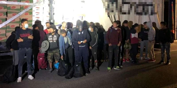 Grupul de migranţi capturat la Nădlac FOTO Poliţia de Frontieră