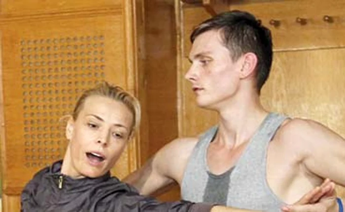 Monica Davidescu s-a accidentat grav la repetiţii în 2012, la sezonul al 13-lea al emisiunii “Dansez pentru tine”. A intrat în concurs pentru a-l ajuta pe George Boghian