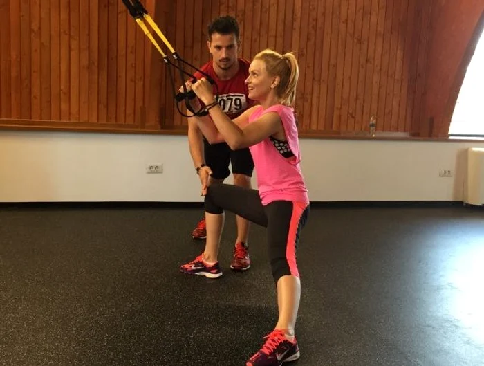 
    Simona Gherghe se antrenează cu un instructor personalfoto: arhiva personală  