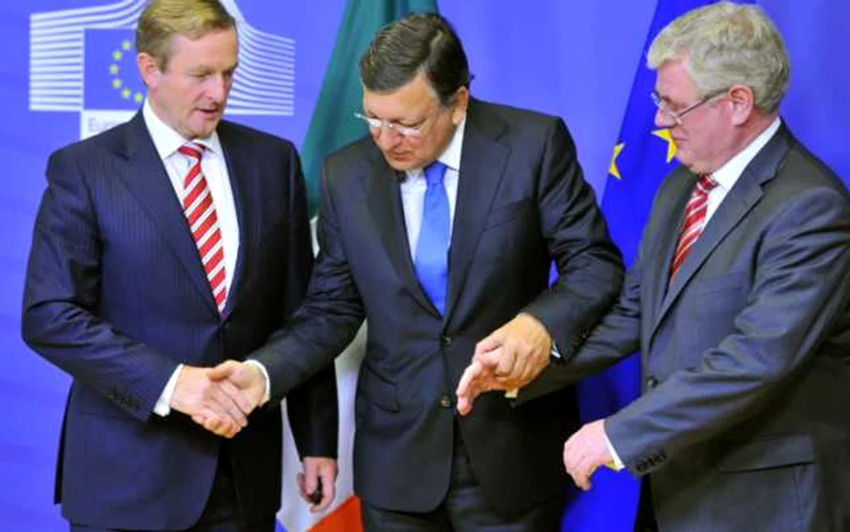 Preşedintele Comisiei Europene, Jose Manuel Barroso (centru), încadrat de premierul irlandez Enda Kenny (stânga) şi ministrul de Externe al Irlandei Eamon Gilmore (dreapta) FOTO AFP