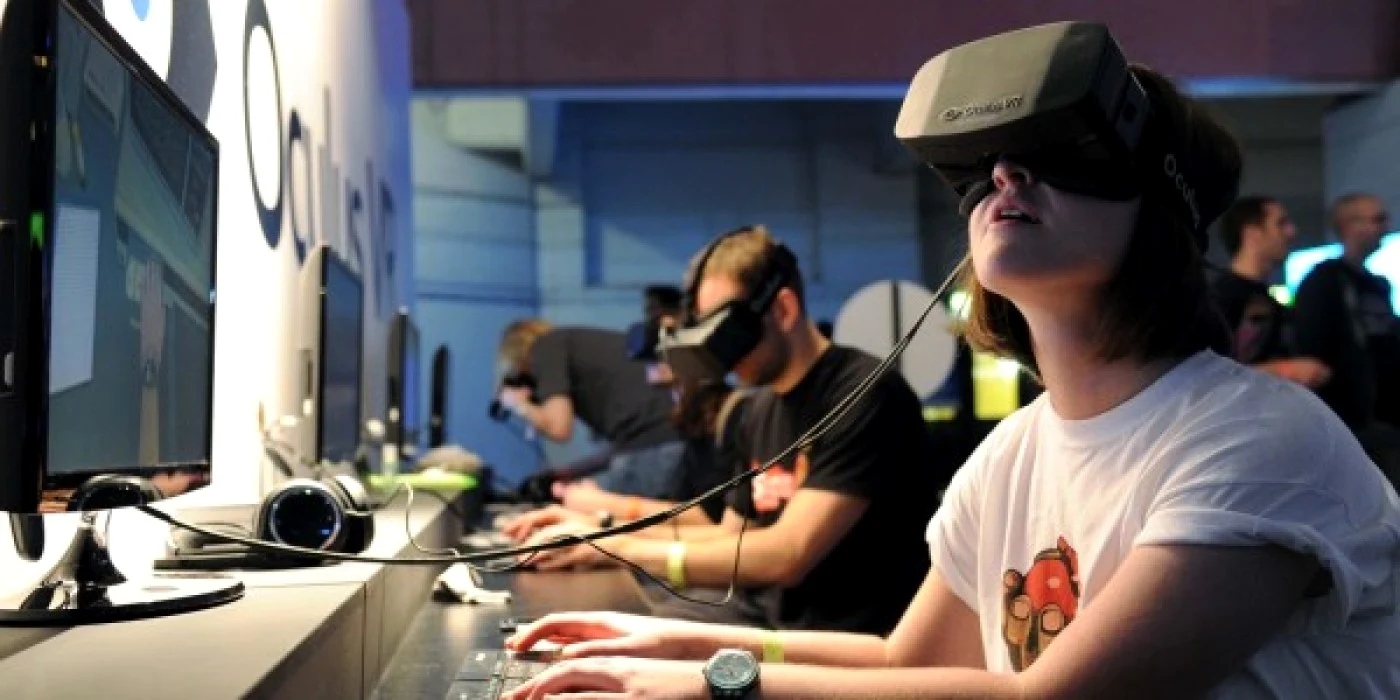 foto jucători de jocuri video cu ochelari Virual Reality