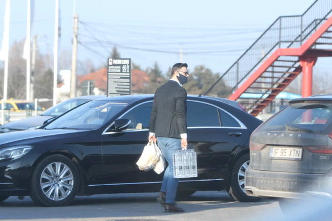 
    Cumpărăturile  pentru casă le  face acum doar  iubitul Elenei Udrea,  Adrian Alexandrov  