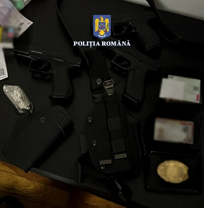 Falșii polițiști aveau asupra lor și pistoale. SURSA IPJ Buzău
