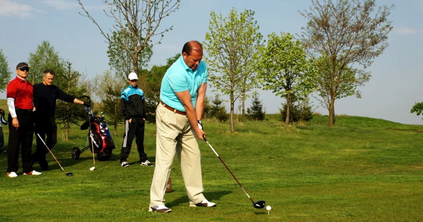 Omul de afaceri Ioan Popa joacă golf în timpul liber