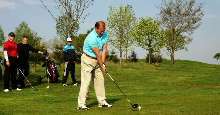 Omul de afaceri Ioan Popa joacă golf în timpul liber