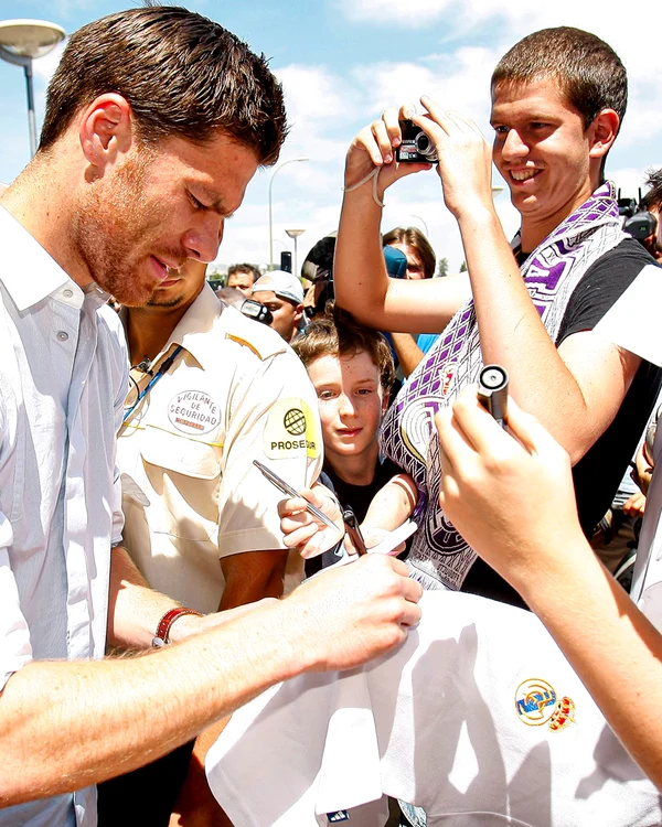Xabi Alonso a fost luat deja în primire de fanii ”albilor”. Foto Facebook Real Madrid CF