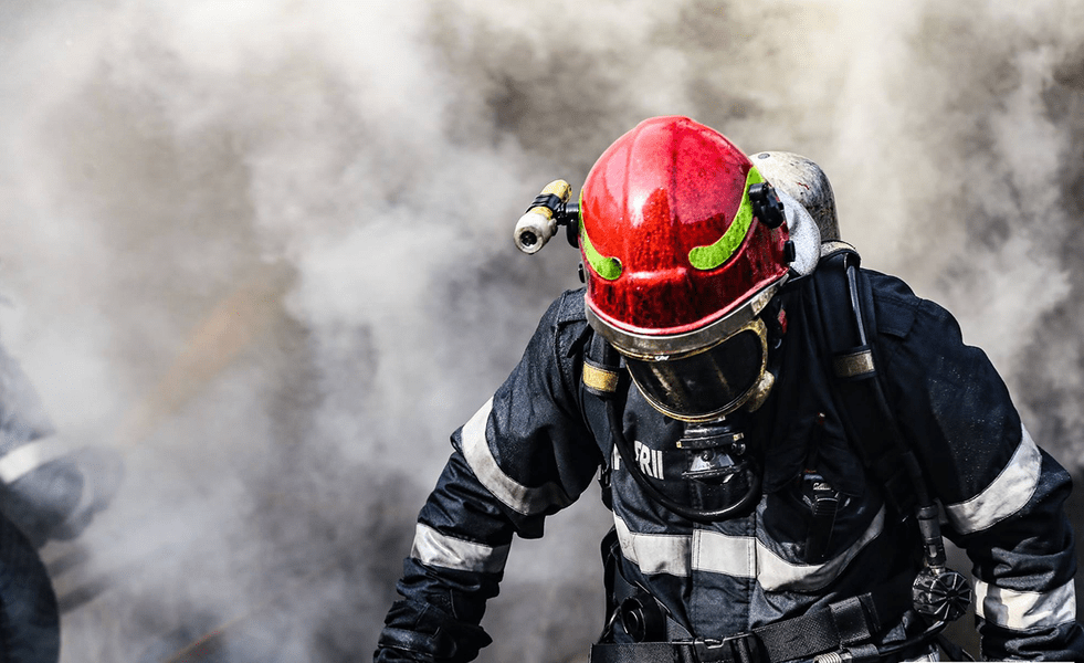 Incendiu la fabrica de mobilă din Jabeniţa. O persoană a fost rănită