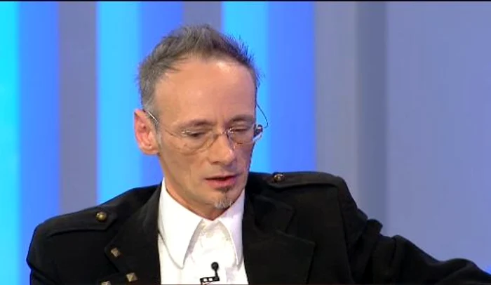 Mihai este vizbil afectat în urma divorţului. Acesta a ţinut capul în pământ de câte ori a rostit numele celei care i-a fost soţie mai bine de 8 ani (captură: PRO TV)