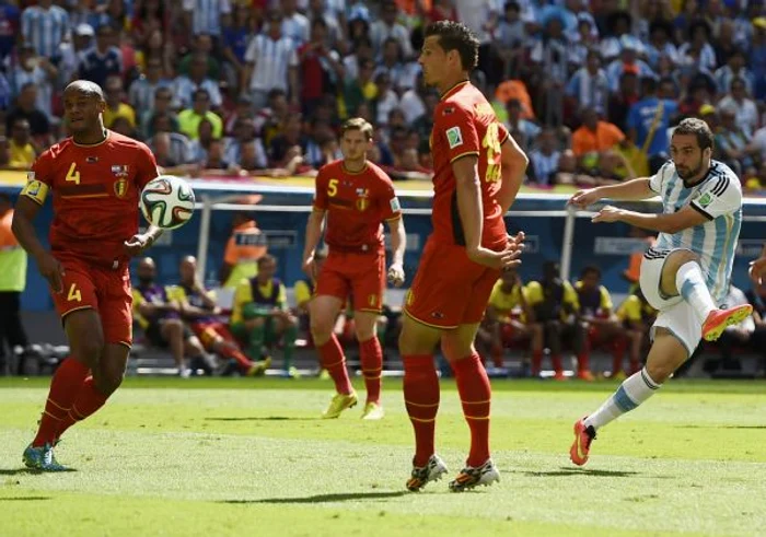 
    Higuain a calificat Argentina in semifinala MondialuluiReuters  