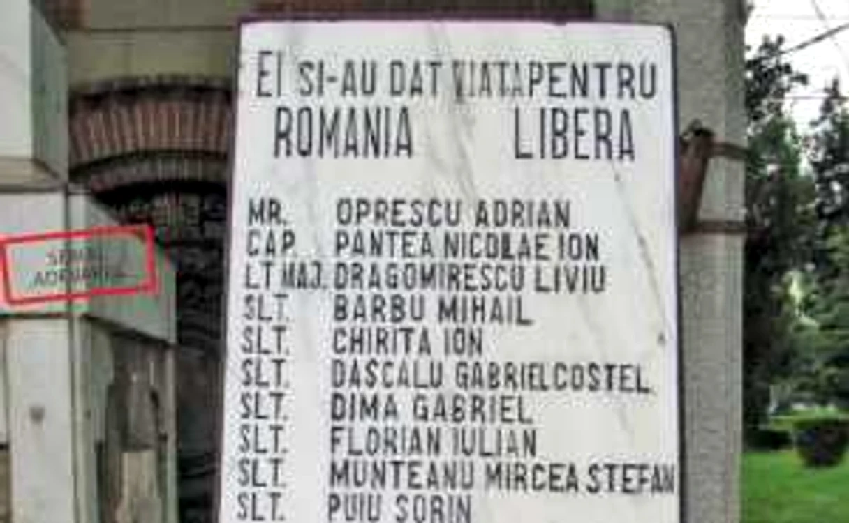 Unul dintre monumentele cu eroii Târgoviştei, aflat în faţa Casei Sindicatelor  