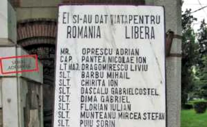 Unul dintre monumentele cu eroii Târgoviştei, aflat în faţa Casei Sindicatelor
