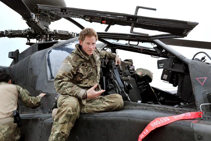 Prințul Harry, la bordul unui elicopter Apache, în Afganistan FOTO Profimedia 