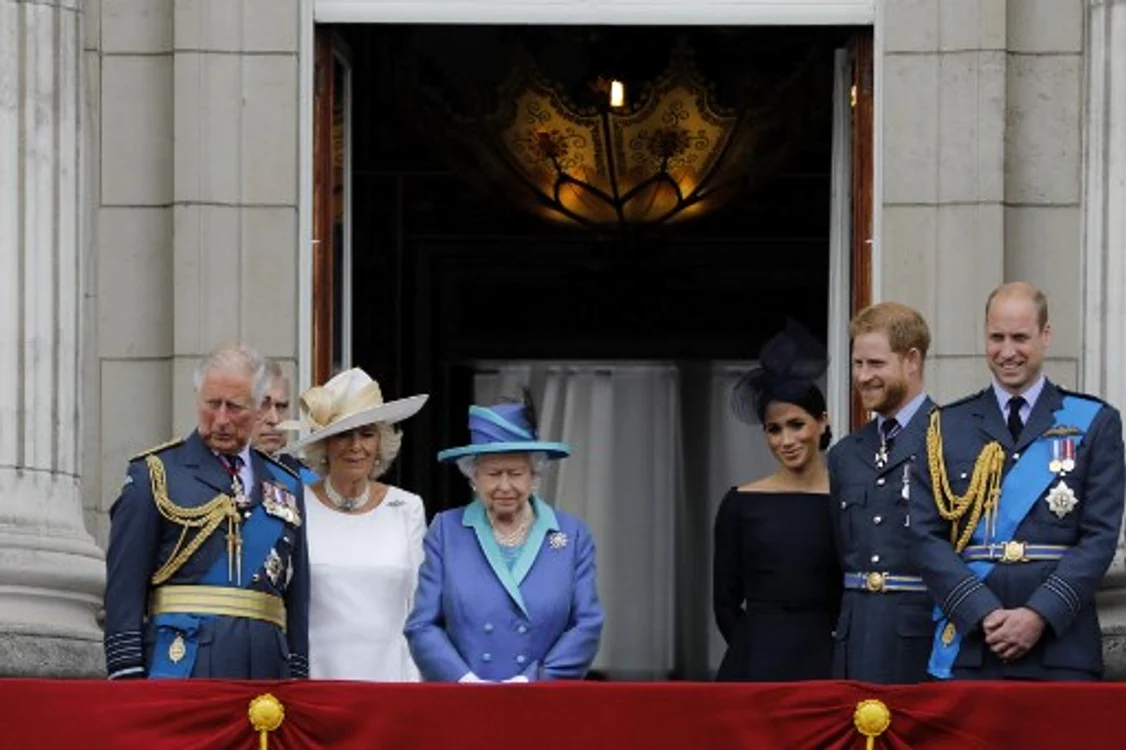 Charles, Camilla şi Regina, alături de Meghan, Harry şi William foto: AFP