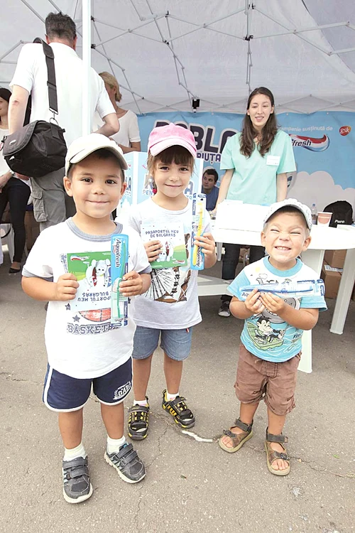 
    Matei (4 ani şi jumătate), Delia (7 ani) şi Daniel (doi ani şi jumătate) sunt 3 frăţiori care tocmai şi-au schimbat periuţele de dinţiFoto: Sever Gheorghe  