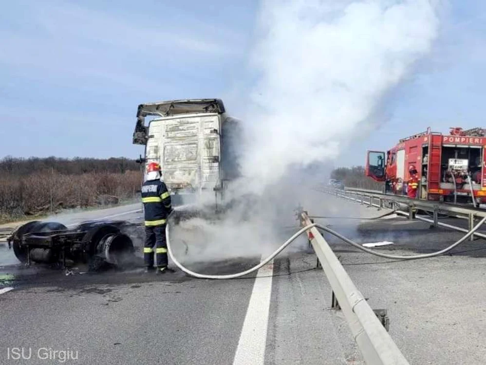 Un fum gros a rezultat în urma incendiului. FOTO ISU Giurgiu. 