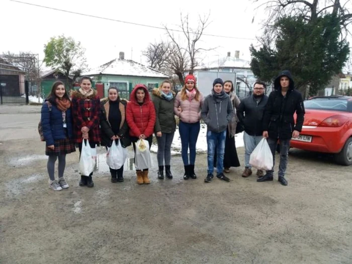 Elevii de la Liceul ”Petru Rareş” au adus cadouri micuţilor orfani FOTO botosaneanul.ro