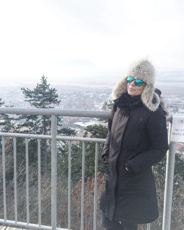 Îmbrăcată foarte gros și camuflată de o căciulă rusească și ochelarii de soare, Jojo e greu de recunoscut