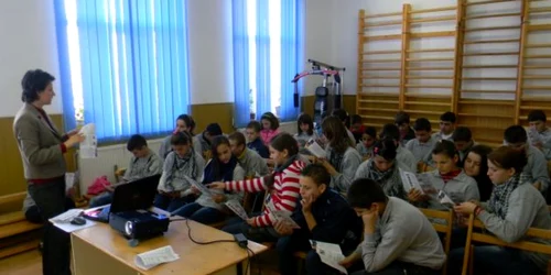 Elevii, învăţaţi să conştientizeze fenomenul traficul de persoane