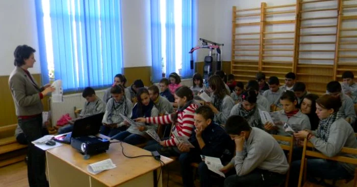 Elevii, învăţaţi să conştientizeze fenomenul traficul de persoane