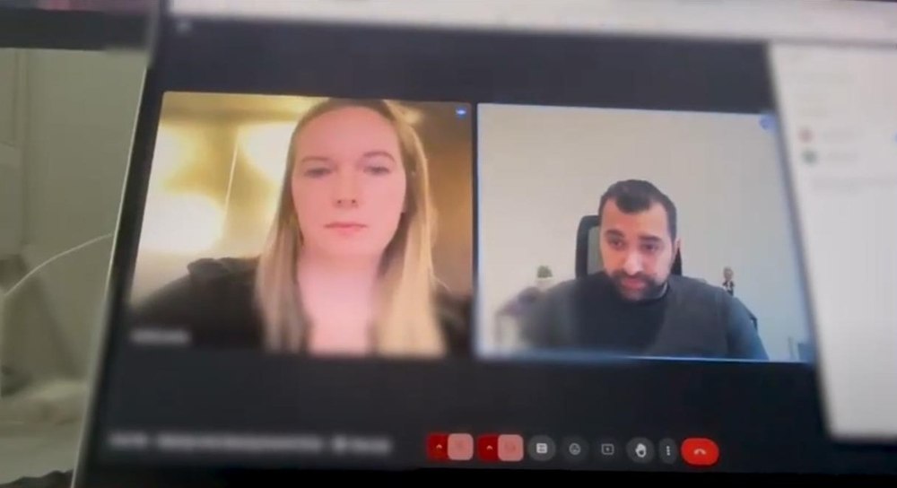 Zeci de români, concediaţi de o companie americană printr-o videoconferinţă