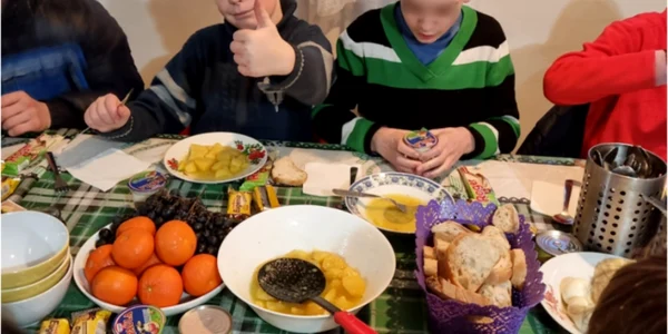 Zeci de orfani din Ucraina au ajuns la Braşov FOTO Adevărul