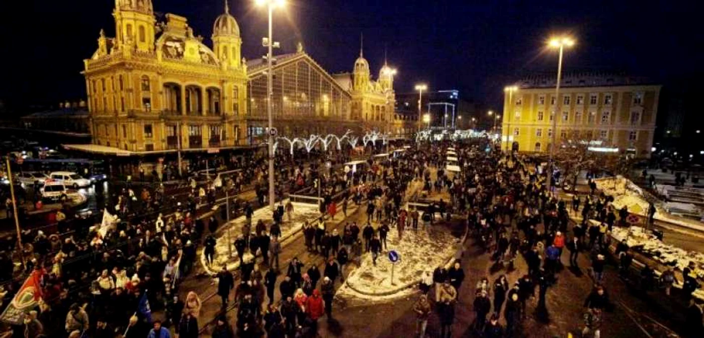În ciuda frigului, ungurii au ieşit la proteste