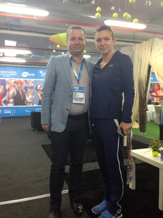 „De ce Simona? Pentru că ea este unul din simbolurile performanţei, prin muncă, efort, voinţă şi determinare! Este unul din modelele neaoşe pe care le putem promova şi urma!”