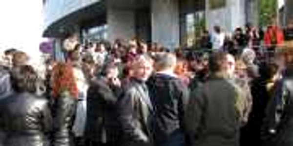 Angajaţii Direcţiei de Finanţe protestează în faţa instituţiei