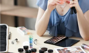 Produsul pe care orice femeie îl are în geantă este soluţia pentru tăieturi şi vânătăi jpeg