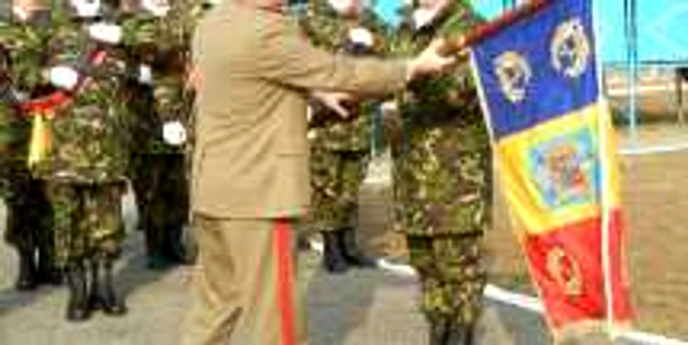 Drapelul a fost înmânat de generalul de brigadă, doctor Ioan Manci (foto 