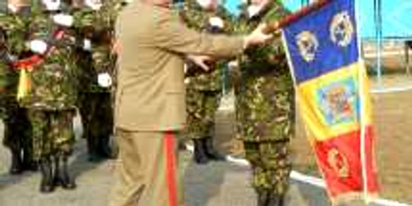 Drapelul a fost înmânat de generalul de brigadă, doctor Ioan Manci (foto 