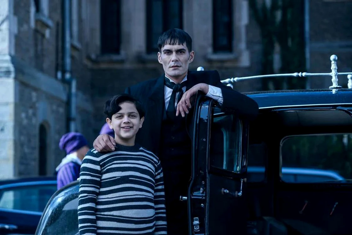 George Burcea  interpretează rolul Lurch,  șoferul familiei Addams