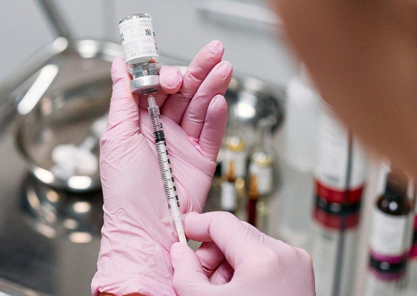 O asistentă medicală din Gorj, condamnată la 7 ani de închisoare pentru vaccinări fictive în pandemie