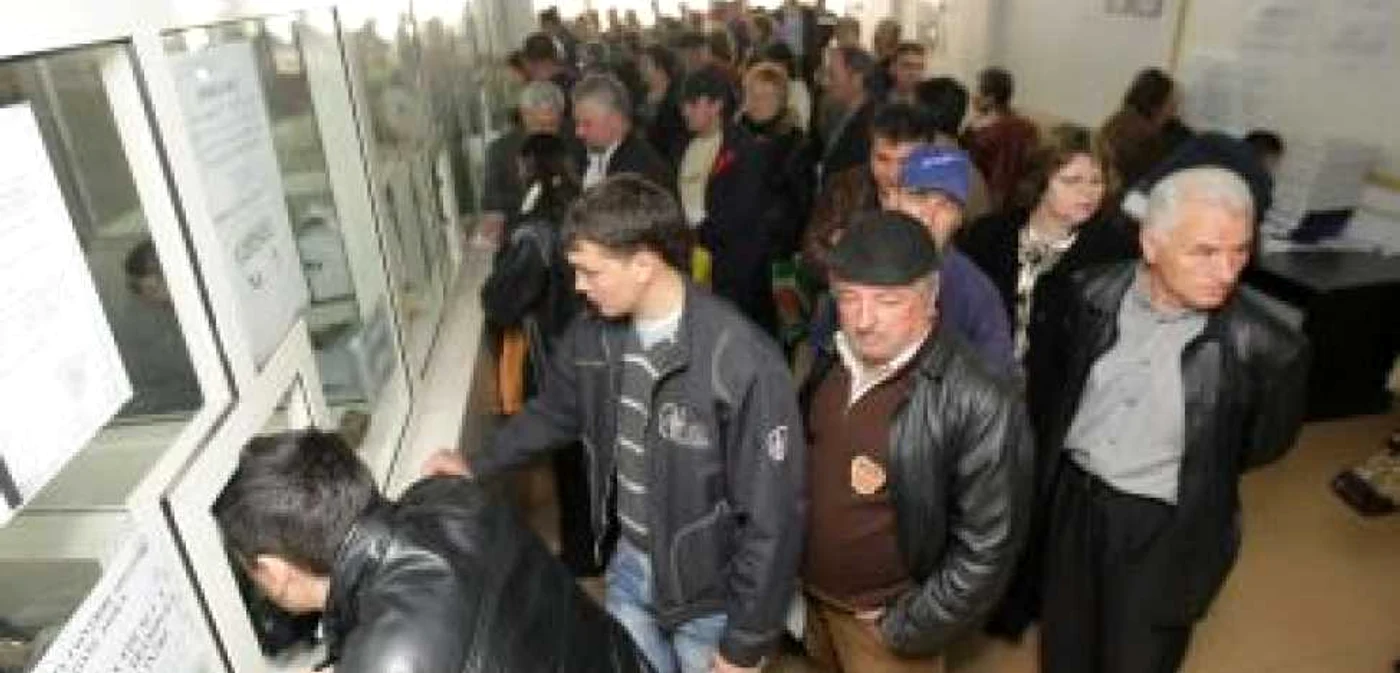 Craiovenii s-au înghesuit la coadă pentru a beneficia de impozit redus