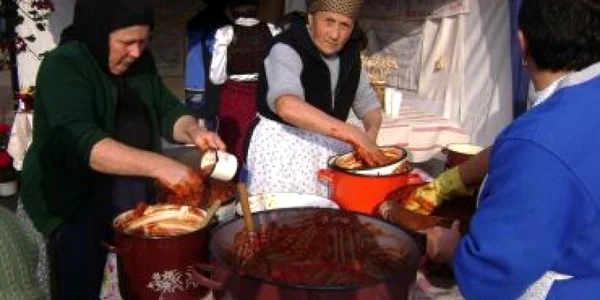 Cluj: Raiul măceşelor s-a mutat la Sâncraiu