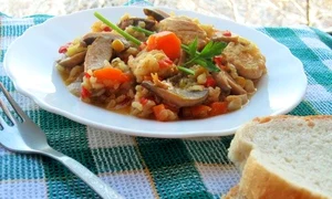 orez brun cu legume si piept de pui jpeg