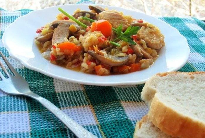 Orez brun cu legume şi piept de pui