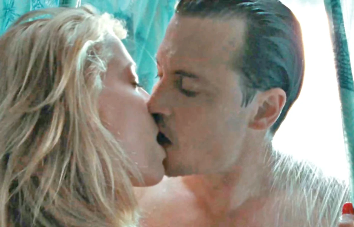 Amber şi Johnny au exersat  săruturile pătimaşe pe  platourile de filmare