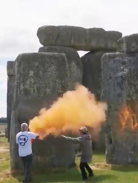 Complexul Stonehenge din Marea Britanie, stropit cu vopsea de activişti pentru mediu VIDEO